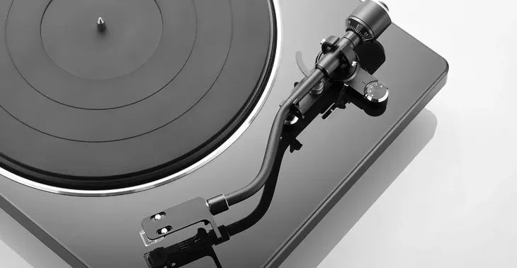 gramofon-denon-dp-400-bialy-wbudowany-przedwzmacniacz-tak