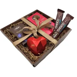 upominek-slodyczy-dla-mamy-serce-choco-bombonierka-sliwka-wawel