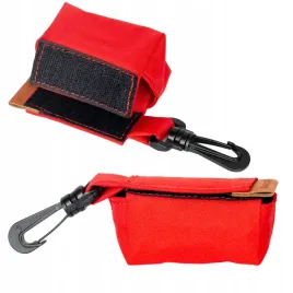 czerwony-dozownik-woreczkow-etui-na-kupoworki-woreczki-odchody-kupy-ukory