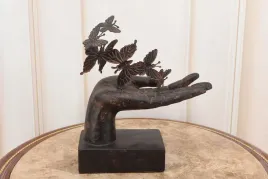 motyle-na-dloni-nowoczesna-rzezba-figura-dekoracja-ozdoba