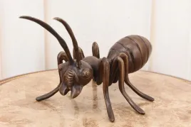 figura-mrowki-z-brazu-mrowka-rzezba-braz-dekoracja-ozdoba