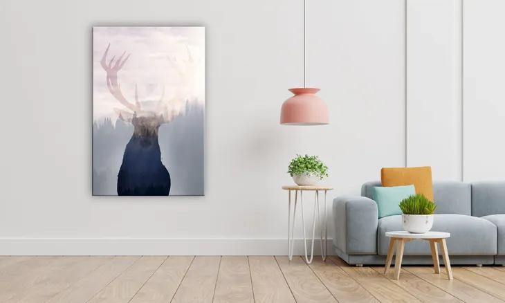 obraz-na-plotnie-047-jelen-na-tle-lasu-70x100cm-format-pionowy