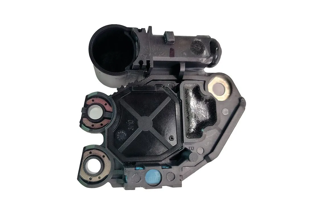 regulator-napiecia-alternatora-599232-val