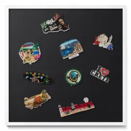 tablica-magnetyczna-w-bialej-ramie-na-magnesy-na-sciane-kolor-czarny-50x50
