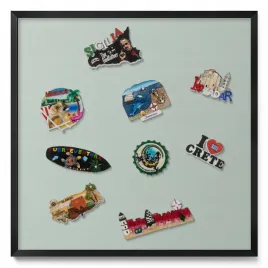 tablica-w-ramie-magnetyczna-na-sciane-na-magnesy-z-podrozy-seledynowa-50x50
