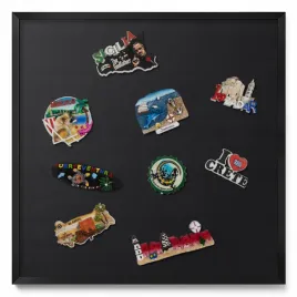 tablica-w-ramie-magnetyczna-na-sciane-na-magnesy-z-podrozy-czarna-50x50