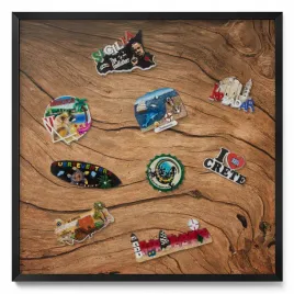 tablica-magnetyczna-na-magnesy-turystyczne-peknieta-tekstura-drewna-50x50