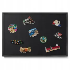 tablica-w-ramie-magnetyczna-na-sciane-na-magnesy-z-podrozy-czarna-60x40