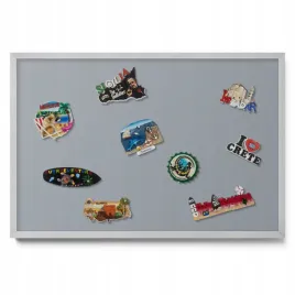 tablica-w-ramie-magnetyczna-na-sciane-na-magnesy-z-podrozy-szara-60x40
