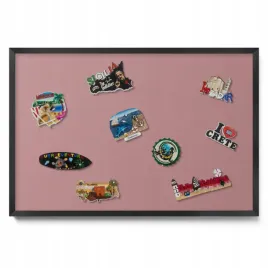 tablica-magnetyczna-z-rama-na-magnesy-z-podrozy-pastelowo-rozowa-60x40
