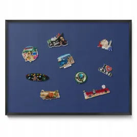 magnetyczna-tablica-do-prezentacji-magnesow-z-podrozy-granatowa-80x60