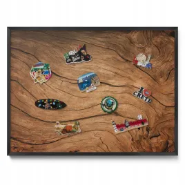 magnetyczna-tablica-do-przypinania-magnesow-peknieta-tekstura-drewna-80x60