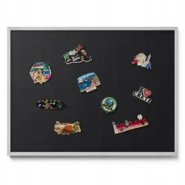 tablica-magnetyczna-w-srebrnej-ramie-na-magnesy-na-sciane-czarna-80x60