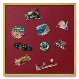 tablica-w-ramie-magnetyczna-na-sciane-na-magnesy-z-podrozy-bordowa-50x50