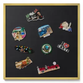 tablica-w-ramie-magnetyczna-na-sciane-na-magnesy-z-podrozy-czarna-50x50
