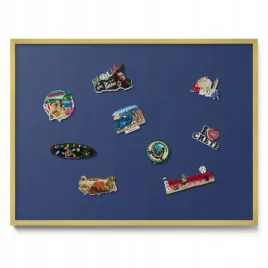 tablica-na-magnesy-magnetyczna-w-zlotej-ramie-na-sciane-granatowa-80x60