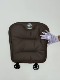 pokrowiec-z-logo-bmw-na-fotele-mata-poduszka-skora-pu-kolor-brazowy