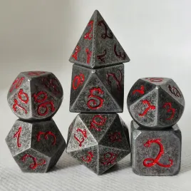 zestaw-7-metalowych-imitujace-kamienne-kosci-czerwona-smocza-czcionka-hq