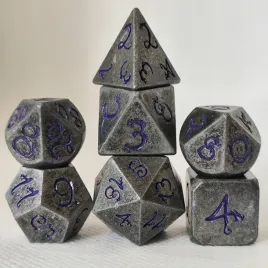 zestaw-7-metalowych-imitujace-kamienne-kosci-fioletowa-smocza-czcionka-hq