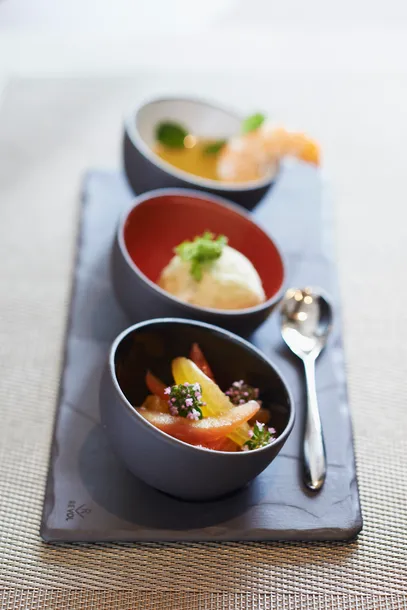 solid-miseczka-asymetryczna-czarne-40-ml-revol-kolor-czarny