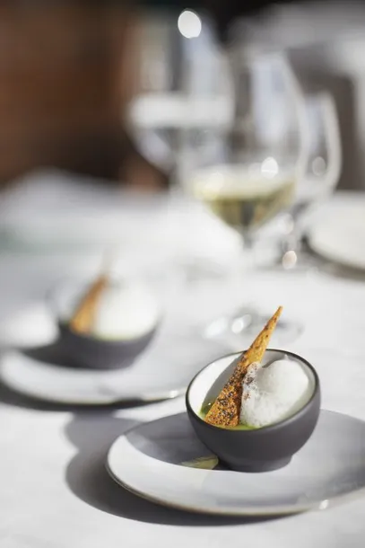 solid-miseczka-asymetryczna-biale-40-ml-revol-kolor-bialy