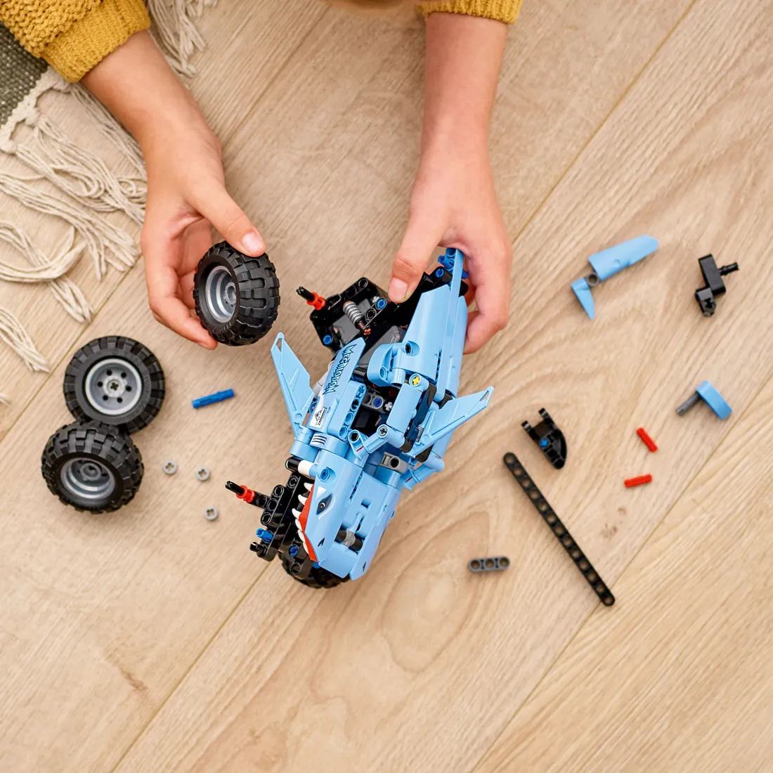 lego-technic-monster-jam-megalodon-42134