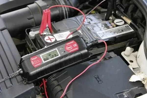 prostownik-absaar-atek-4000-6v-12v-4a-numer-katalogowy-producenta-77949-natezenie-maksymalne-4-a