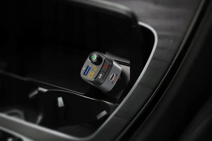 transmiter-samochodowy-feegar-q100-pro-zrodlo-sygnalu-bluetooth-karta-pamieci-usb