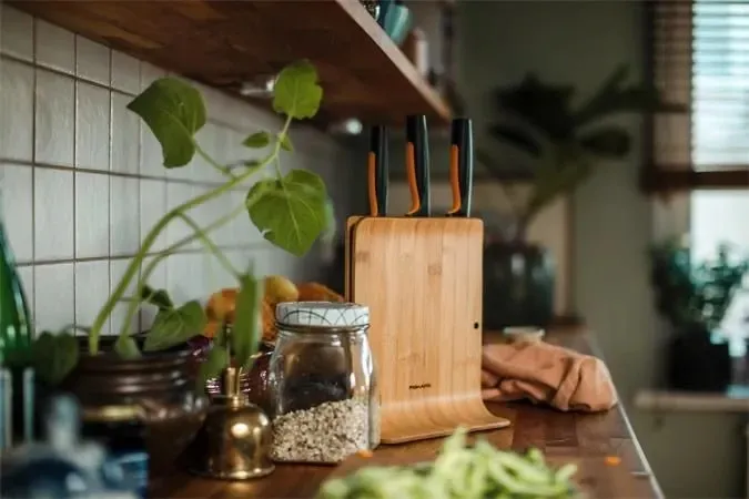 fiskars-zestaw-3-nozy-w-bambusowym-bloku-functiona-stan-nowy