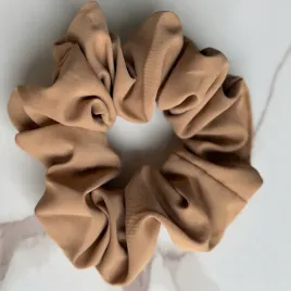 gumka-do-wlosow-bezpieczna-jedwabna-duza-scrunchie-frotka-gumka-karmelowa