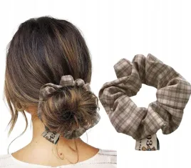 gumka-do-wlosow-scrunchie-materialowa-frotka-brazowa-stylowa-w-kratke