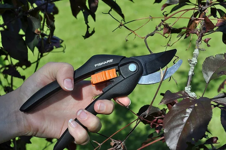 nozyce-reczne-fiskars-6-cm-zasilanie-reczne