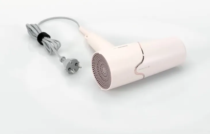 mocna-suszarka-do-wlosow-philips-konstrukcja-uchwyt-antyposlizgowy-uchwyt-do-zawieszenia