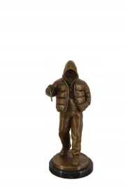 banksy-style-chlopiec-ze-zlotym-balonem-figura-rzezba-z-brazu-ozdoba