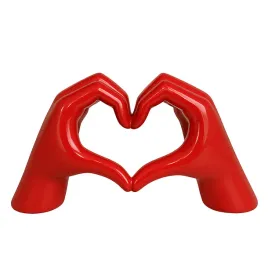 czerwona-figurka-dlonie-tworzace-serce-dekoracja-prezent-ozdoba-milosc