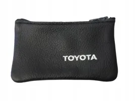 etui-skorzane-na-kluczyk-z-napisem-toyota