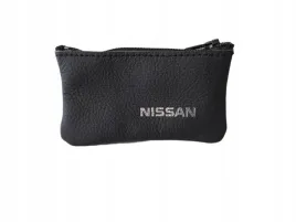 etui-skorzane-na-kluczyk-z-napisem-nissan