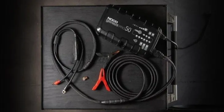 prostownik-do-akumulatorow-geniuspro50-natezenie-maksymalne-50-a