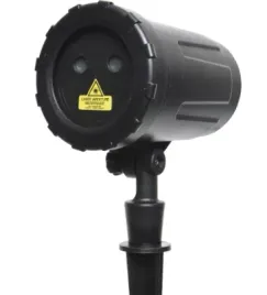 projektor-na-zewnatrz-wyswietlajacy-gwiazdki-na-dom