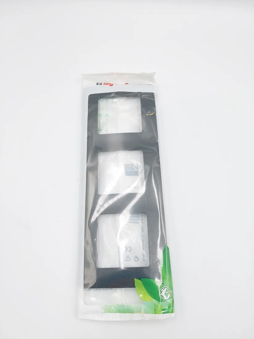 ramka-potrojna-legrand-czarny