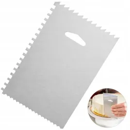 stalowa-szpatulka-cukiernicza-z-zabkami-do-kremu