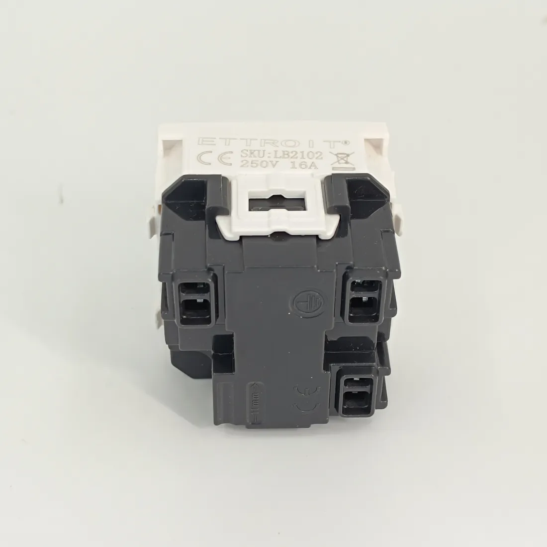 gniazdo-elektryczne-scienne-ettroit-bialy-stan-powystawowy