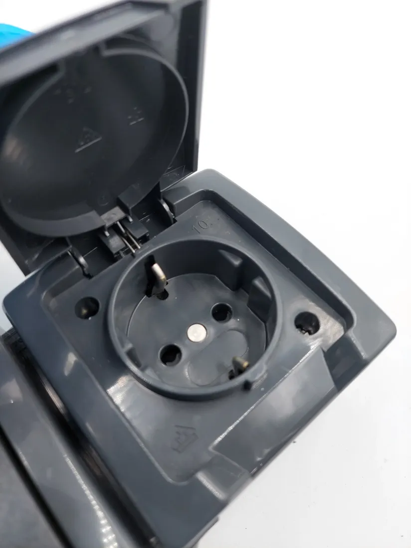 gniazdo-elektryczne-scienne-kopp-czarny-stan-powystawowy