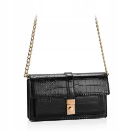 torebka-damska-betlewski-kopertowka-lakierowana-czarna-zloty-lancuszek