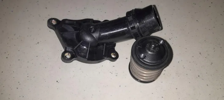 obudowa-termostatu-mini-r60-bmw-11518512445-producent-czesci-bmw-oe