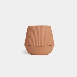 umbra-ceramiczna-doniczka-stojaca-brazowa-pleated