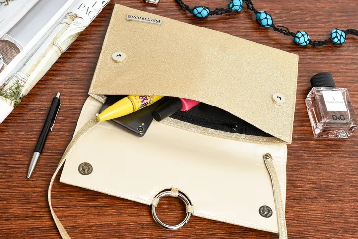 zlota-brokatowa-oryginalna-damska-torebka-kopertowka-na-pasku-usztywniana-w