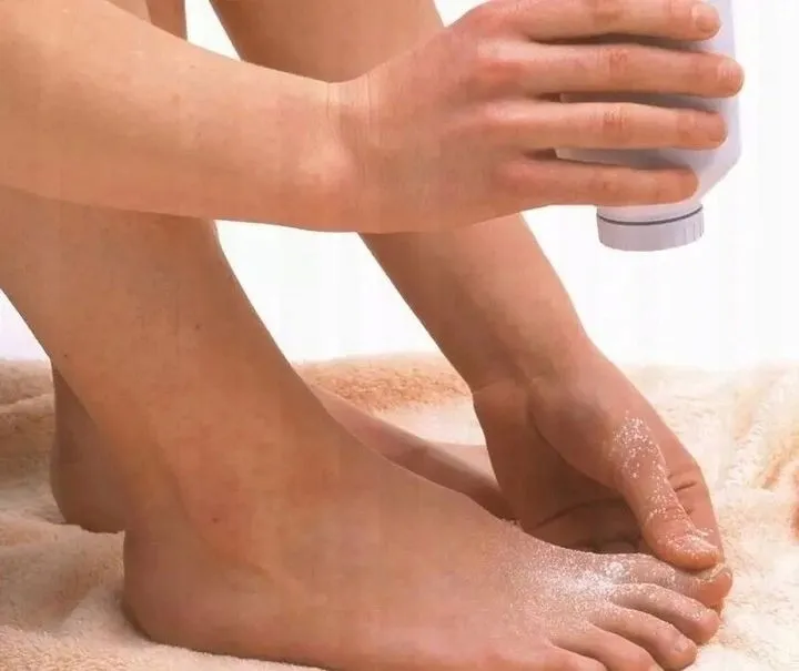 puder-talk-kosmetyczny-zasypka-do-stop-100g-do-usuwania-frezowania-skorek-marka-beautiona