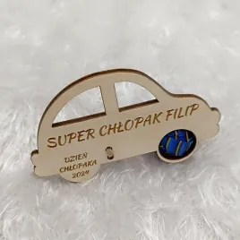 drewniane-autko-na-lizaka-z-grawerem-i-magnesem-dzien-chlopaka