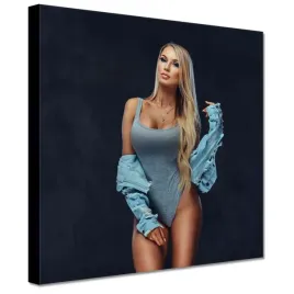obrazy-20x20-ponetna-blondynka-w-jeansowej-kurtce